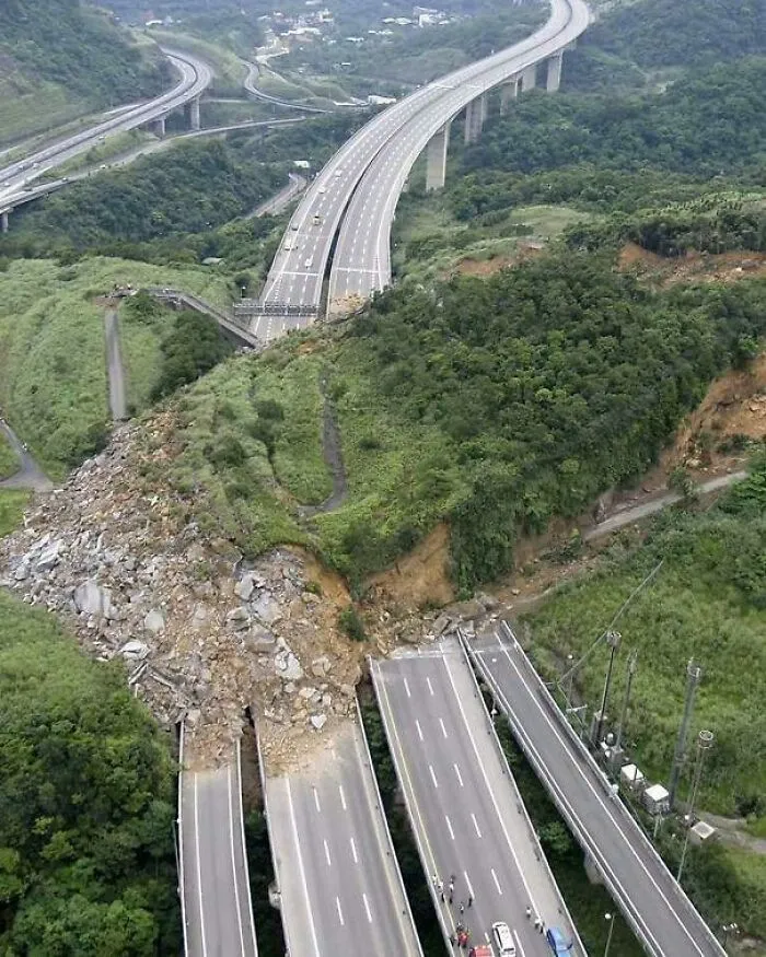 Un deslizamiento de tierra destruye una gran autopista