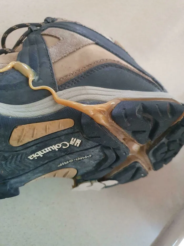 Mi zapato se derritió en mi habitación con el calor del verano y ahora parece caramelo.