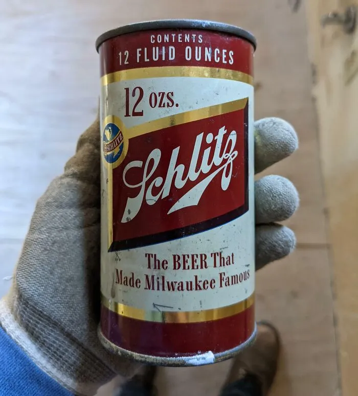 Lata vintage de cerveza Schlitz, ejemplo representativo de la vida cotidiana en la década de 1950, con diseño clásico.