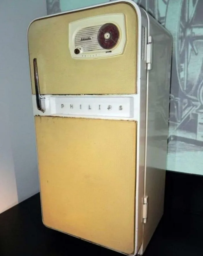 Un refrigerador Phillips de 1956 con radio incorporada