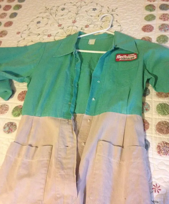 Mi abuela conservó su uniforme de cuando trabajaba en una planta embotelladora de Dr Pepper entre 1949 y 1950.