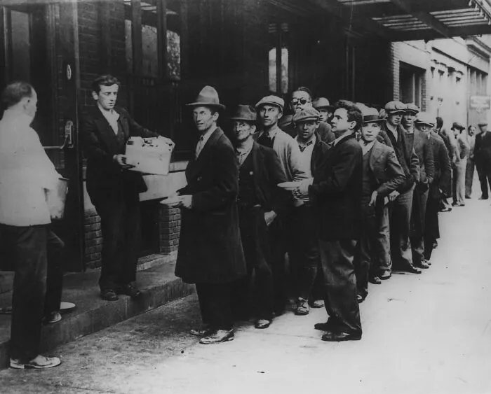 Great Depression, Long Line Of People Waiting To Be Fed, Free Food Was Distributed With Private Funds In Some Urban Centers To Large Numbers Of The Unemployed, New York City, 1932