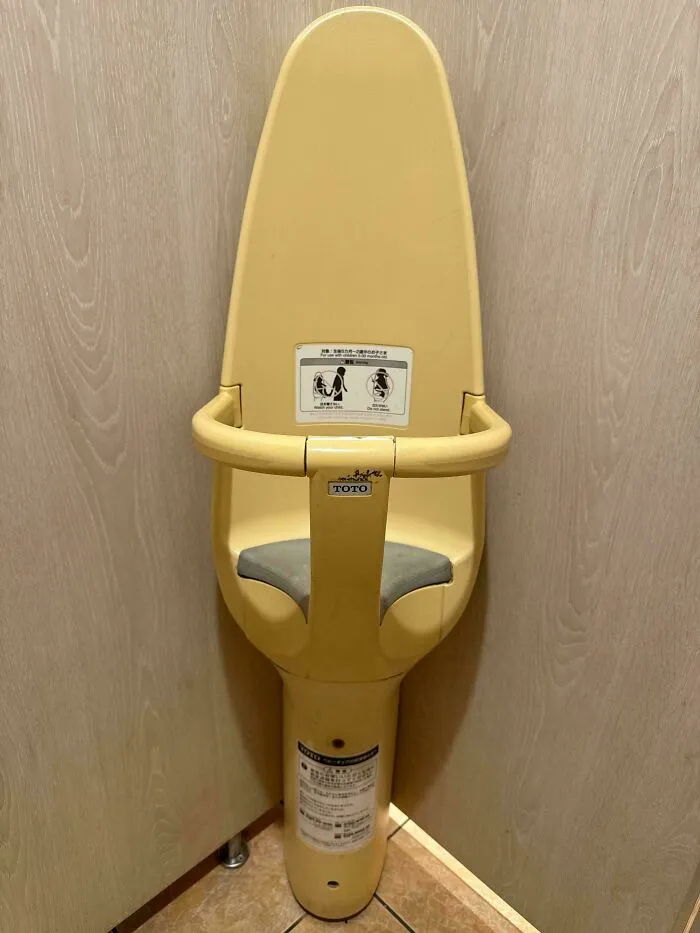 Un asiento para tu bebé mientras usas el baño público en Japón