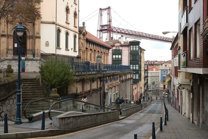 En Bilbao, España, hay escaleras mecánicas en las aceras para ayudar a las personas mayores a subir cuestas empinadas.