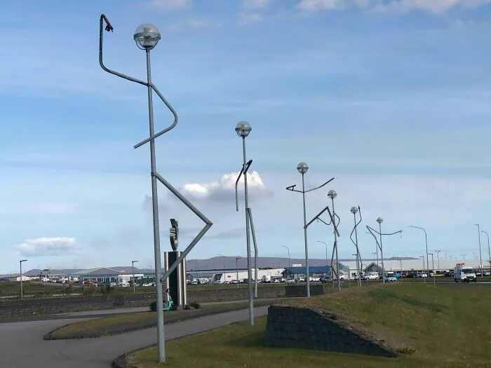 Estas farolas que vi en Islandia tienen forma de personas practicando kung fu