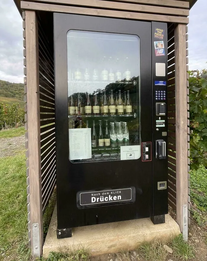 Máquina expendedora de botellas en exterior, ejemplo de detalles ingeniosos en la vida cotidiana de varios países.