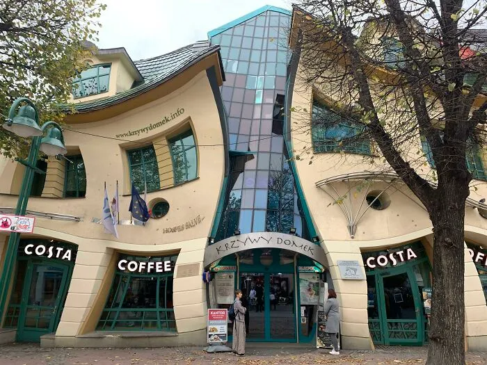 Krzywy Domek (“Casa Torcida”) es un edificio real en Sopot, Polonia