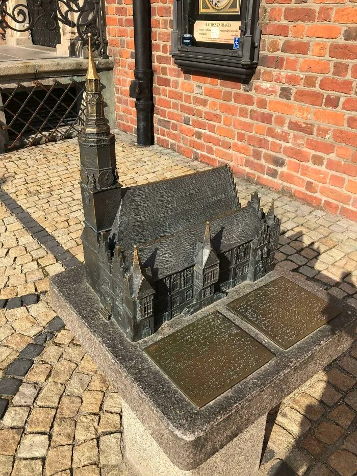 En Wroclaw, Polonia, cada catedral e incluso los ríos tienen una maqueta táctil cerca para que las personas ciegas también puedan verlas.