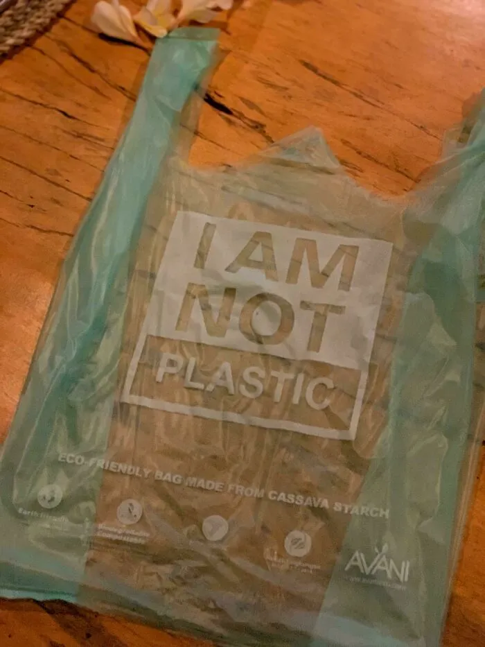No soy plástico: bolsas de almidón de yuca que regresan a la naturaleza en cuestión de meses, desde Bali, Indonesia.