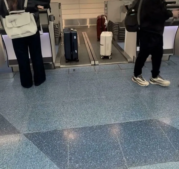 En Japón, las básculas para equipaje están planas en el suelo, por lo que no tienes que levantar tus pesadas maletas.