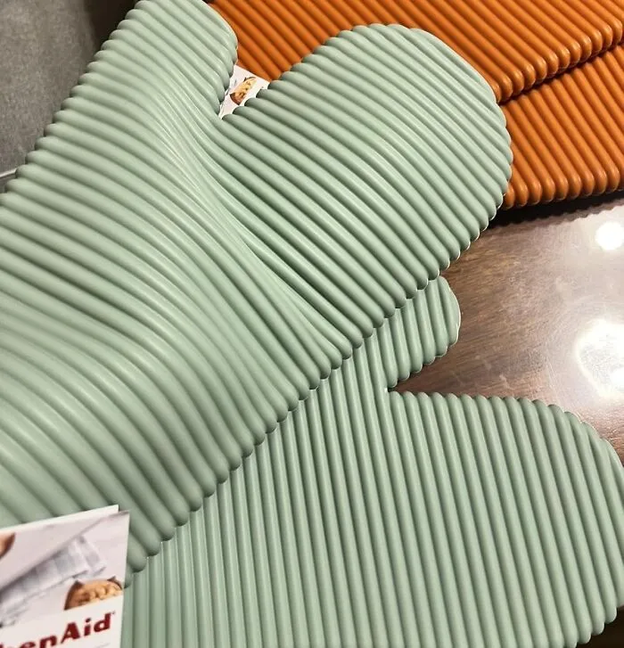 Your Hands Will No Longer Have To Live In Fear Of A Hot Cookie Sheet With A Pair Of <a Style="Display:inline;" Href="Https://Www.amazon.com/KitchenAid-Ribbed-Silicone-2-Pack-Honey/Dp/B0bqwk76kj?ie=utf8&th=1&linkcode=ll1&tag=bpkiwi-20&linkid=a91c577339a30b7e8bfbd441b50d5653&language=en_us&ref_=as_li_ss_tl" Target="_blank">  <span Style="Font: Inherit; Color: #d74b1f;"> KitchenAid Ribbed Soft Silicone Oven Mitts </Span>