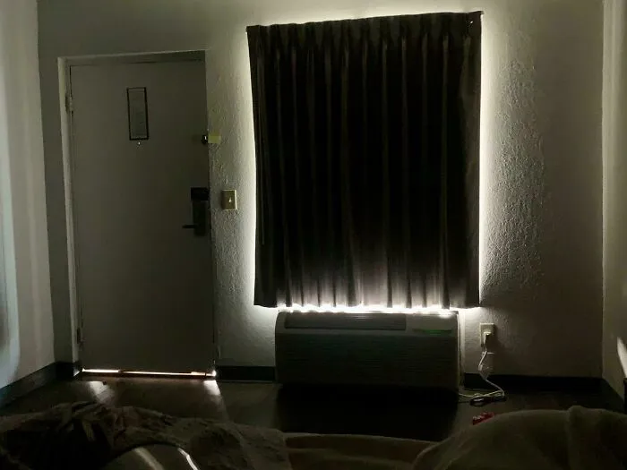 El hotel donde nos alojamos tiene luces brillantes afuera todo el tiempo. Son las 3 am en esta foto.