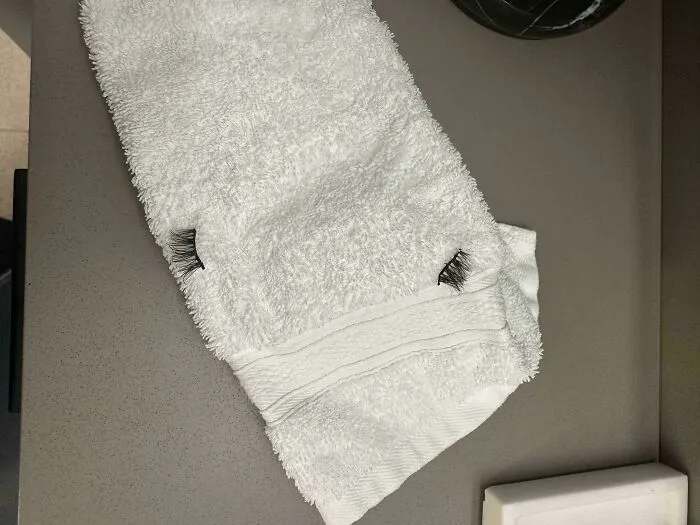 Mi toalla de hotel tenía un par de pestañas.