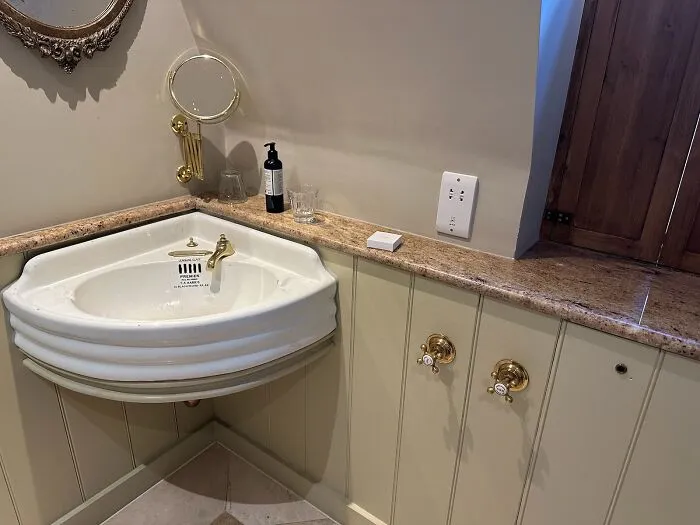 La colocación de las perillas para este lavabo de hotel