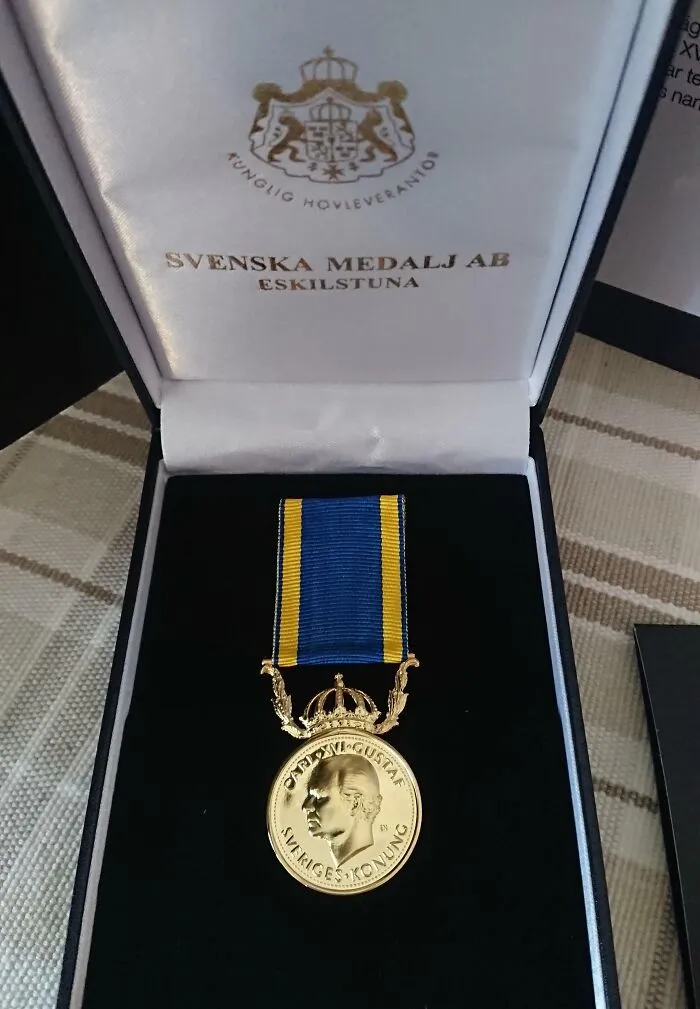 Medalla sueca en estuche, detalle ingenioso representativo de la vida cotidiana y tradiciones en diversos países.