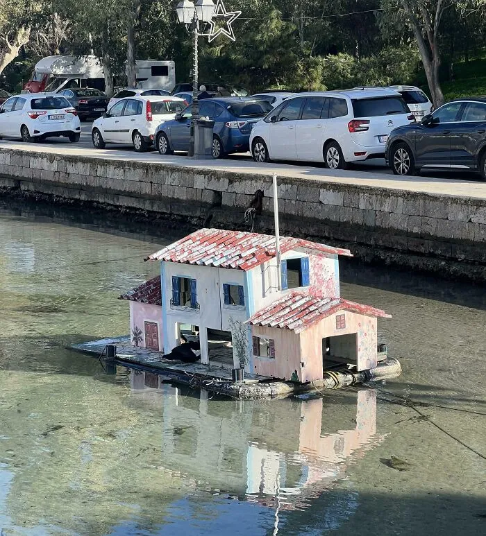 Una casita para patos en el pequeño puerto deportivo de Galaxidi, Grecia