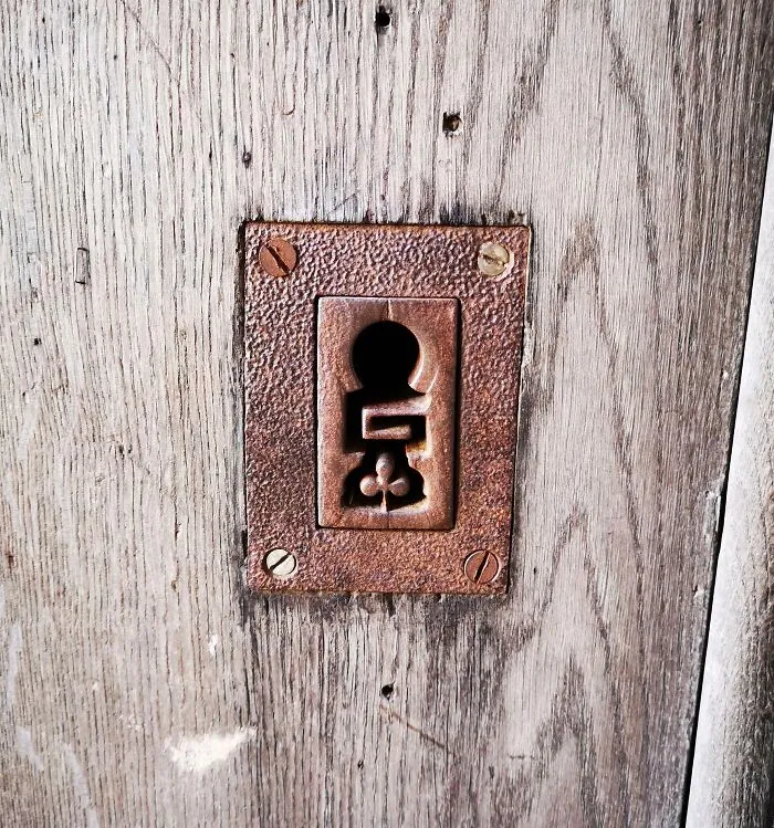 Cerradura de una puerta lateral de la Catedral de Burdeos, Francia