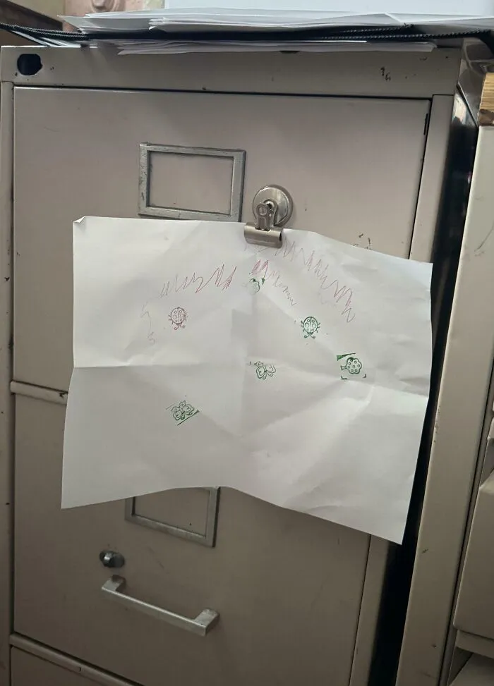 “Toma, papá, esto es para tu escritorio en el trabajo”