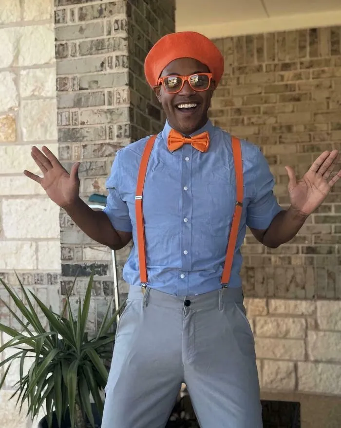 Mi hija de dos años está obsesionada con Blippi, ¡así que me disfracé de él para su fiesta de cumpleaños! ¡Lloró de alegría!