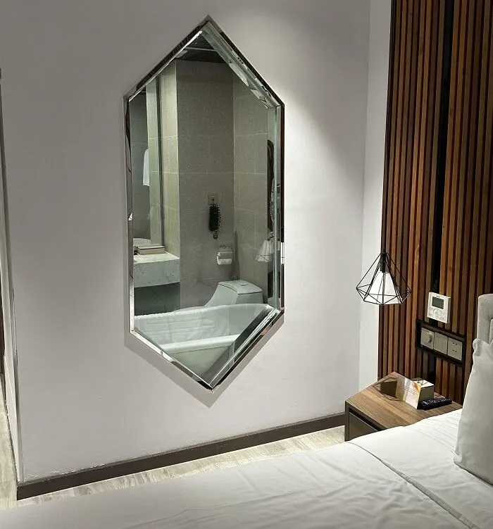 Esta habitación de hotel tiene una ventana al baño.