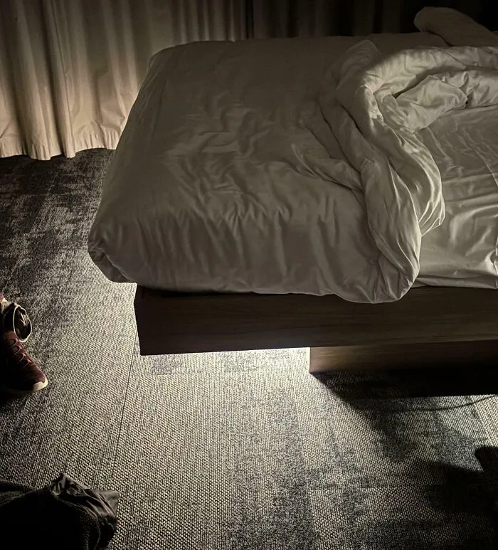 La habitación del hotel tiene una luz debajo de la cama que no se puede apagar a menos que también corte la energía de los enchufes.