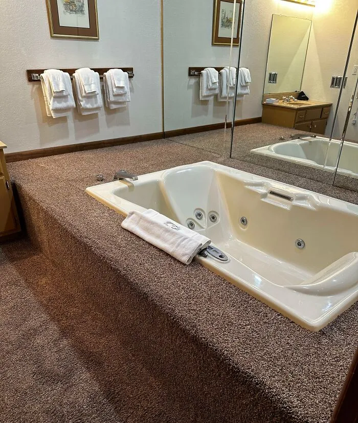 Nunca pensé que vería el infame baño alfombrado con mis propios ojos