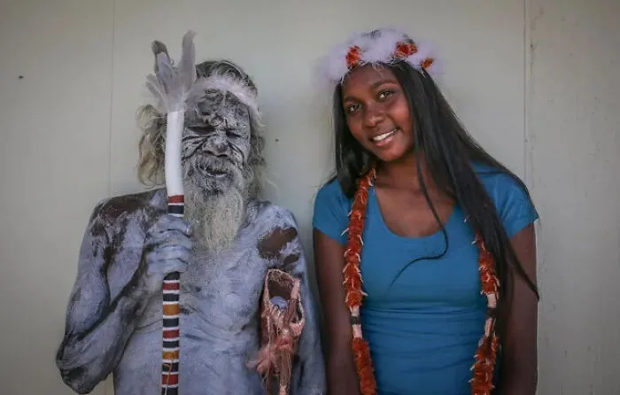 Este orgulloso anciano aborigen viajó 1864 millas para asistir a la graduación de su nieta