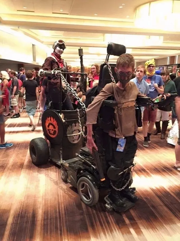 Un niño con discapacidad lo usa a su favor como cosplay de Mad Max