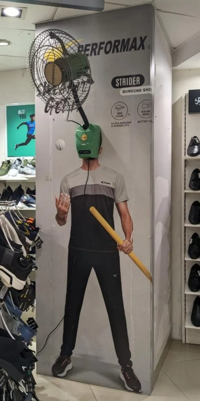Este poster en un centro comercial