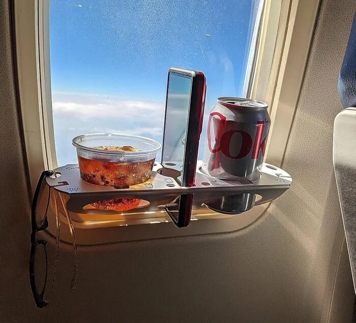 Turning Your Tiny Plane Window Into A Functional, Clutter-Free Desk Space Is Now Possible With An <a Style="Display:inline;" Href="Https://Www.amazon.com/Bevledge/Dp/B07kxl1yvm?ie=utf8&linkcode=ll1&tag=bpemu-20&linkid=98a3261c1193dfc59c9a714aa47c8272&language=en_us&ref_=as_li_ss_tl" Target="_blank">  <span Style="Font: Inherit; Color: #d74b1f;"> Airplane Window Organization Station</Span>