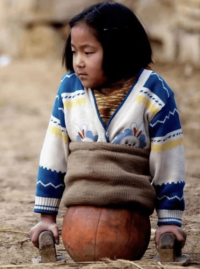 La chica de la pelota de baloncesto