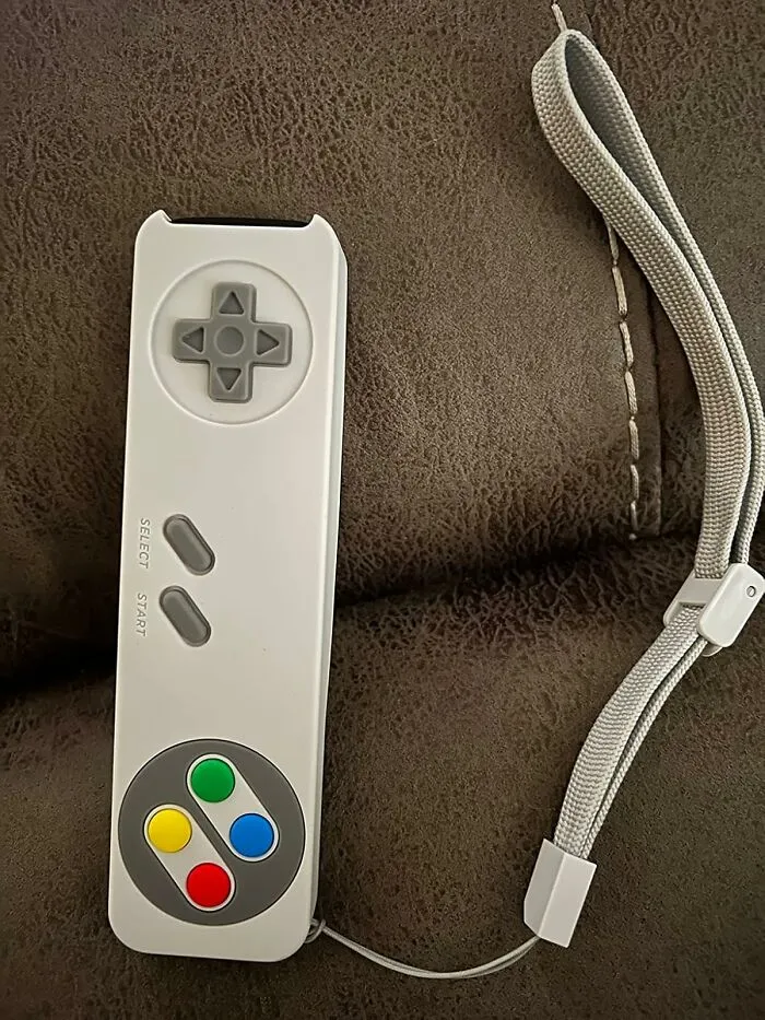 Your Sleek Apple Remote Is About To Have A Major Identity Crisis And Think It's An iPod From 2004 Thanks To An <a Style="Display:inline;" Href="Https://Www.amazon.com/Elago-Retro-Compatible-Remote-Generation/Dp/B099dn524z?ie=utf8&th=1&linkcode=ll1&tag=bpfrog-20&linkid=ec89daa4d79be8e5d3c197b8dad5510a&language=en_us&ref_=as_li_ss_tl" Target="_blank">  <span Style="Font: Inherit; Color: #d74b1f;"> R4 Retro Case </Span>