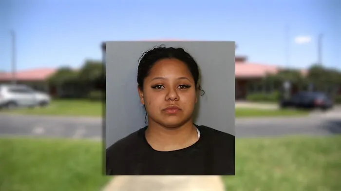 Una policía de Florida responde a una llamada al 911 de un hombre con dificultades respiratorias. Cuando llegó, él no respondía y luego falleció. Así que ella robó la información de su tarjeta de crédito y se dedicó a comprar compulsivamente. La han despedido.