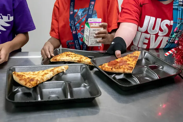 5 educadores acusados de obligar a un niño de 7 años con necesidades especiales a comerse su propio vómito (2 despedidos, 3 en licencia administrativa).