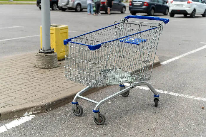 “What’s Something Totally ‘Normal’ People Do That Actually Creeps You Out?” (33 Answers)