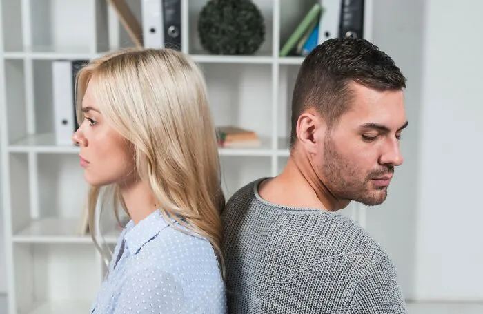 Person Wonders Online: "What Screams 'This Couple Isn't Going To Last Long'?" - Receives 30 Answers