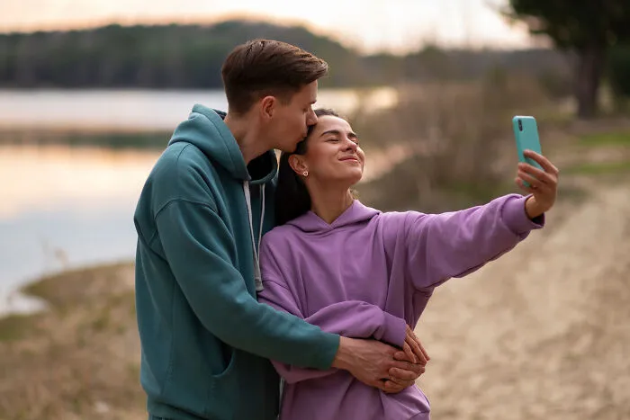 Person Wonders Online: "What Screams 'This Couple Isn't Going To Last Long'?" - Receives 30 Answers