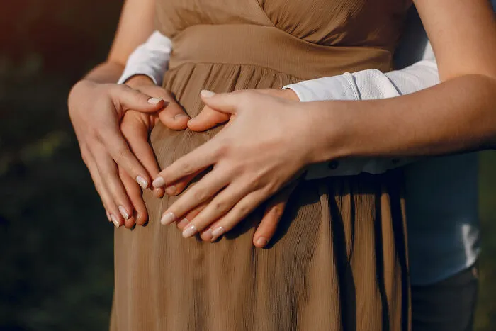 “What’s Something Totally ‘Normal’ People Do That Actually Creeps You Out?” (33 Answers)