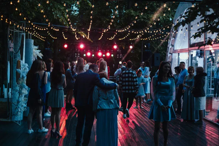 "What's Your Worst Experience As A Wedding Guest And What Made It A Bad Wedding?" (50 Answers)