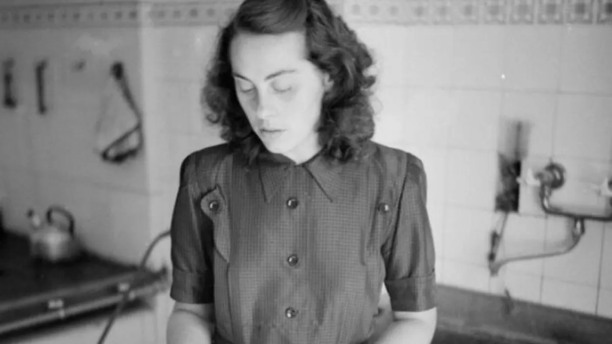 39 Timeless Photos Of The Women Who Kept 1940s Homes Running