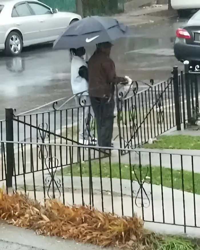 Una madre se preguntaba adónde había ido su hijo. Descubrió que había visto a un vecino mayor caminando sin paraguas bajo la lluvia. Lo acompañó hasta su casa.
