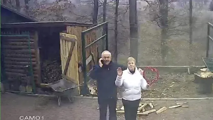 Vivo en el extranjero. Mis abuelos me llamaron urgentemente para revisar las cámaras de seguridad de mi casa en mi país. Resulta que llamaron para que los viera con un corazón saludándome.
