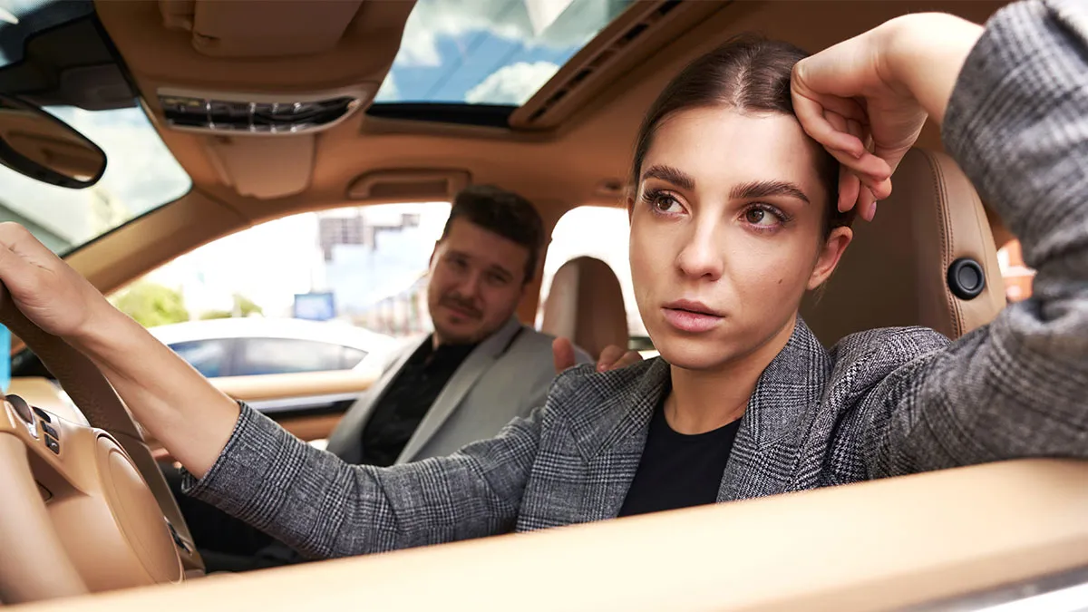 Woman’s Date Is A Walking Red Flag, She Ditches Him On The Side Of The Road