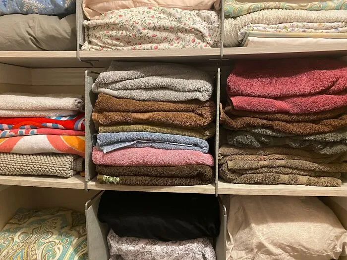 The Leaning Tower Of Pisa Has Nothing On Your Stack Of Bath Towels, But It Can All Be Fixed With <a Style="Display:inline;" Href="Https://Www.amazon.com/Lynk-Vela-Shelf-Dividers-Organizer/Dp/B00lm34yxs?ie=utf8&th=1&linkcode=ll1&tag=bprabbit-20&linkid=4eb980c0bc0cc96af1ee4619f88e9347&language=en_us&ref_=as_li_ss_tl" Target="_blank"> <span Style="Font: Inherit; Color: #d74b1f;"> Linnen Closet Shelf Dividers</Span>