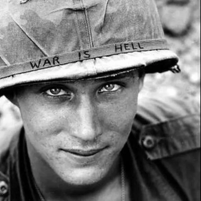 Mensajes que los soldados estadounidenses escribieron en sus cascos durante la guerra de Vietnam.