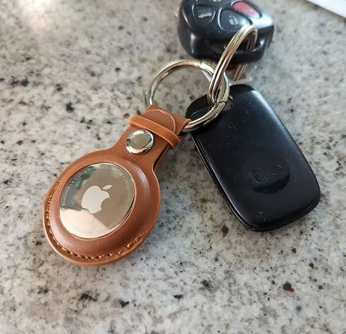 That Moment Of Panic When You Can't Find Your Keys Or Luggage Is Officially Over If You've Got An <a Style="Display:inline;" Href="Https://Www.amazon.com/Dp/B0d54jzthy?&linkcode=ll1&tag=bpemu-20&linkid=b52b2acb90aca816e253f47da88b5968&language=en_us&ref_=as_li_ss_tl" Target="_blank">  <span Style="Font: Inherit; Color: #d74b1f;"> Apple AirTag 4 Pack</Span>
