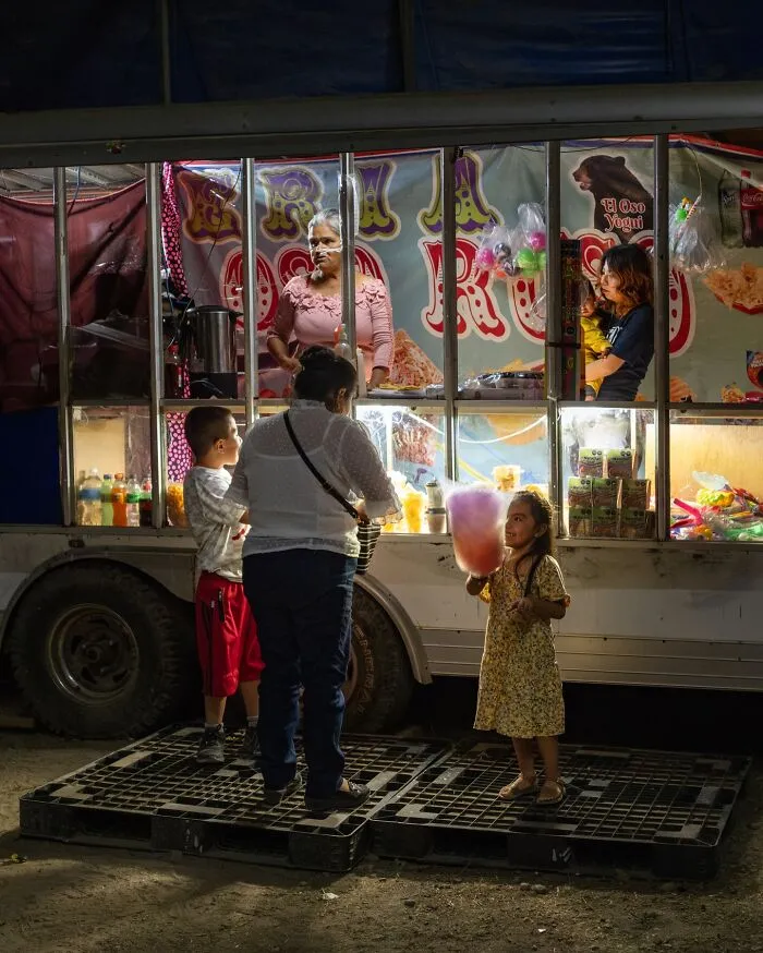 This Photographer Captured 50 Honest Street Moments That Show The Beauty Of Everyday Life