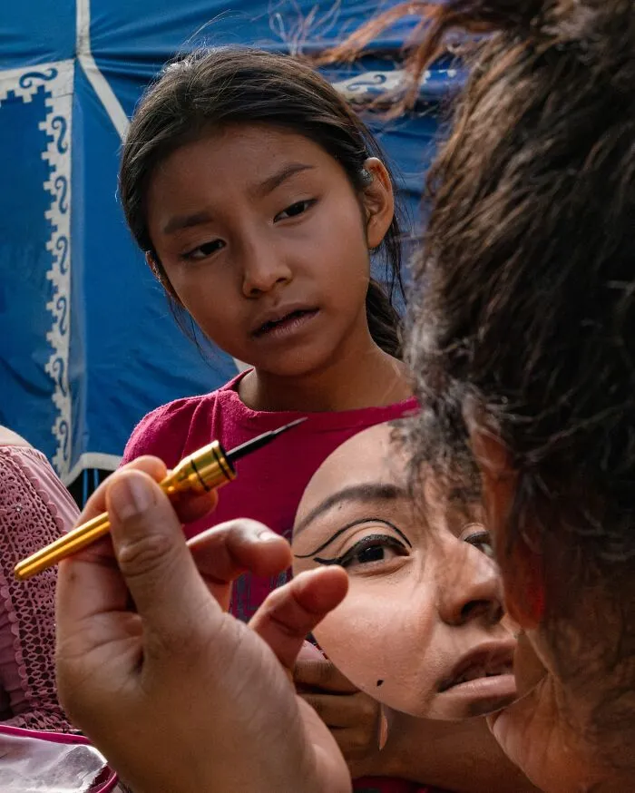 This Photographer Captured 50 Honest Street Moments That Show The Beauty Of Everyday Life