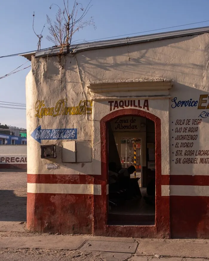 This Photographer Captured 50 Honest Street Moments That Show The Beauty Of Everyday Life