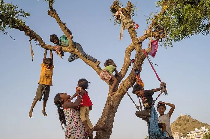 Photographer Spends 27 Years Documenting The Streets of India, And Here Are 100 Of His Best Shots